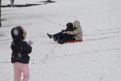 Nieve en la zona del lago en Laguna de Duero.