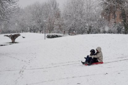 Nieve en la zona del lago en Laguna de Duero.