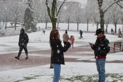 Nieve en la zona del lago en Laguna de Duero.