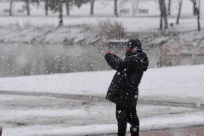 Nieve en la zona del lago en Laguna de Duero.