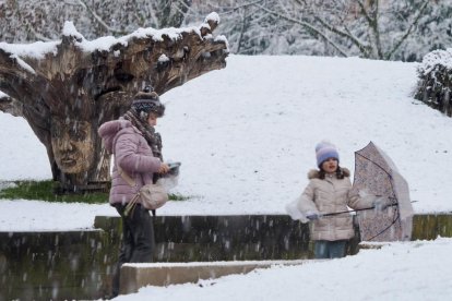 Nieve en la zona del lago en Laguna de Duero.