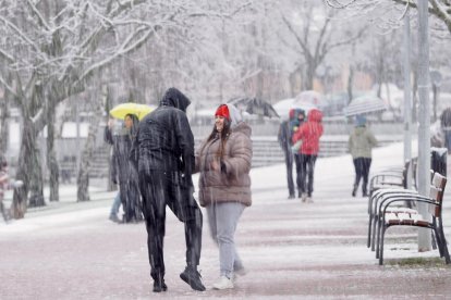 Nieve en la zona del lago en Laguna de Duero.