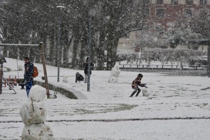 Nieve en la zona del lago en Laguna de Duero.