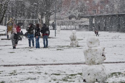 Nieve en la zona del lago en Laguna de Duero.