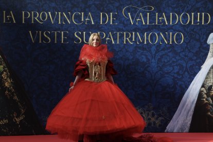 Desfile de los 13 vestidos de Rosana Largo en la plaza de Callao, en Madrid.
