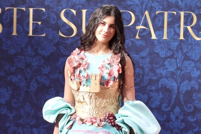 Desfile de los 13 vestidos de Rosana Largo en la plaza de Callao, en Madrid.