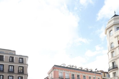 Desfile de los 13 vestidos de Rosana Largo en la plaza de Callao, en Madrid.