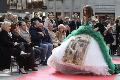 Desfile de los 13 vestidos de Rosana Largo en la plaza de Callao, en Madrid.