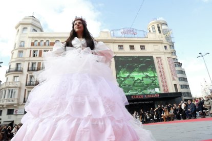 Desfile de los 13 vestidos de Rosana Largo en la plaza de Callao, en Madrid.