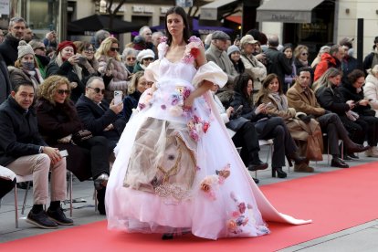 Desfile de los 13 vestidos de Rosana Largo en la plaza de Callao, en Madrid.