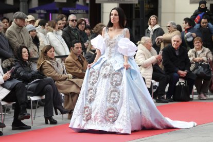 Desfile de los 13 vestidos de Rosana Largo en la plaza de Callao, en Madrid.