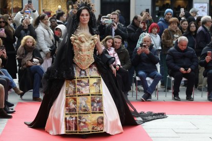 Desfile de los 13 vestidos de Rosana Largo en la plaza de Callao, en Madrid.