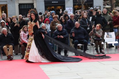 Desfile de los 13 vestidos de Rosana Largo en la plaza de Callao, en Madrid.