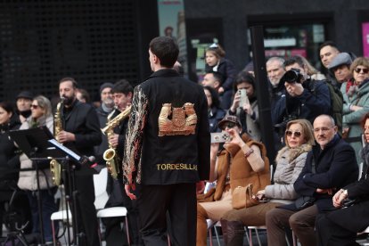 Desfile de los 13 vestidos de Rosana Largo en la plaza de Callao, en Madrid.