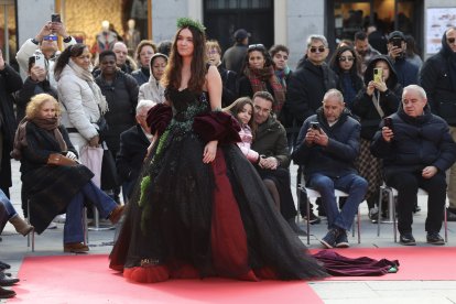 Desfile de los 13 vestidos de Rosana Largo en la plaza de Callao, en Madrid.