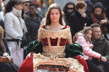 Desfile de los 13 vestidos de Rosana Largo en la plaza de Callao, en Madrid.
