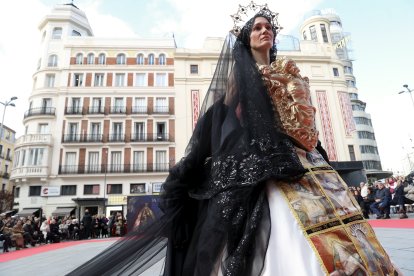 Desfile de los 13 vestidos de Rosana Largo en la plaza de Callao, en Madrid.