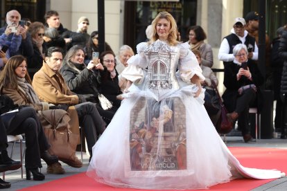 Desfile de los 13 vestidos de Rosana Largo en la plaza de Callao, en Madrid.