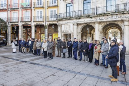 Minuto de silencio en la Plaza Mayor de Burgos por los fallecidos en el accidente en Adamuz