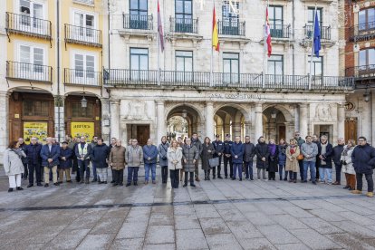 Minuto de silencio en la Plaza Mayor de Burgos por los fallecidos en el accidente en Adamuz