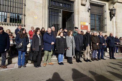 El delegado del Gobierno asiste en León al minuto de silencio por las víctimas del accidente ferroviario en Adamuz (Córdoba)