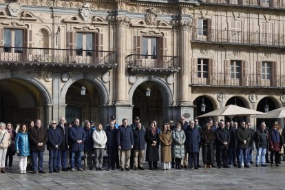Minuto de silencio en la Plaza Mayor de Salamanca por los fallecidos en el accidente en Adamuz
