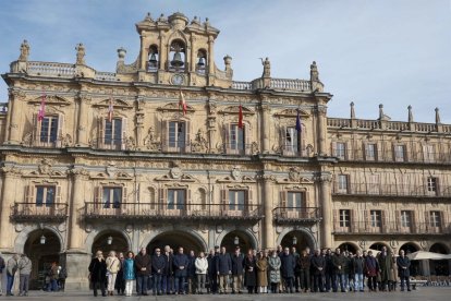 Minuto de silencio en la Plaza Mayor de Salamanca por los fallecidos en el accidente en Adamuz