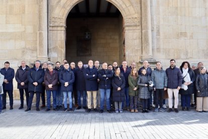 Minuto de silencio frente a la Diputación de León en recuerdo de las víctimas del accidente ferroviario que se ha producido en Adamuz