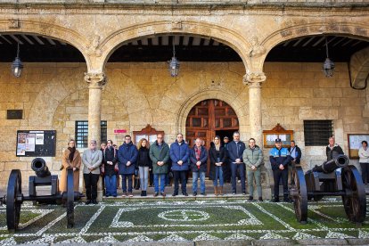 Minuto de silencio en el Ayuntamiento de Ciudad Rodrigo (Salamanca) por el accidente ferroviario de Adamuz (Córdoba)