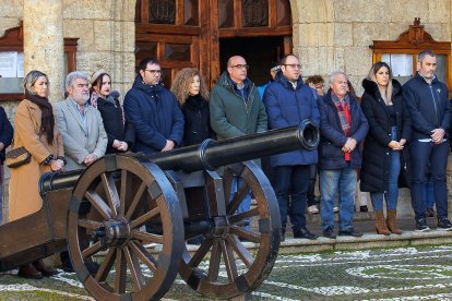 Minuto de silencio en el Ayuntamiento de Ciudad Rodrigo (Salamanca) por el accidente ferroviario de Adamuz (Córdoba)