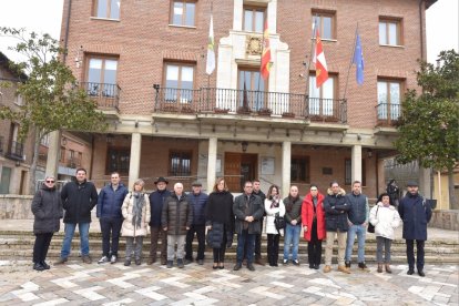 La presidenta de la Diputación de Palencia y de la FRMPCyL, Ángeles Armisén, guarda un minuto de silencio en Saldaña en recuerdo de las víctimas del accidente ferroviario