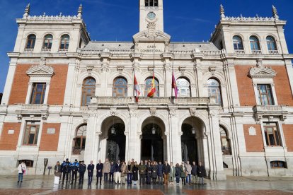 Minuto de silencio en el Ayuntamiento de Valladolid por el accidente ferroviario de Adamuz (Córdoba)