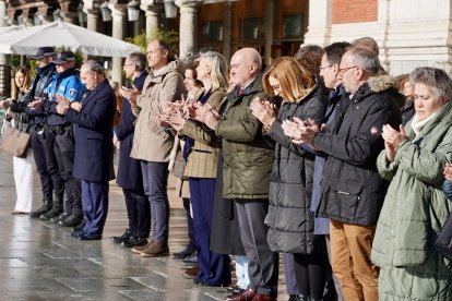 Minuto de silencio en el Ayuntamiento de Valladolid por el accidente ferroviario de Adamuz (Córdoba)