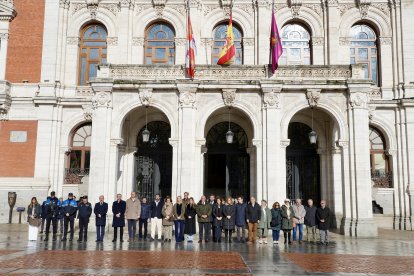 Minuto de silencio en el Ayuntamiento de Valladolid por el accidente ferroviario de Adamuz (Córdoba)