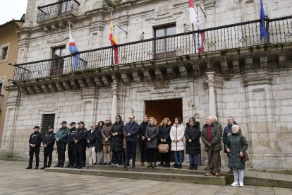 Minuto de silencio en el ayuntamiento de Ponferrada por el accidente ferroviario de Adamuz (Córdoba)
