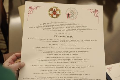 El vicario general de la Archidiocesis de Valladolid, sosteniendo el hermanamiento recien firmado