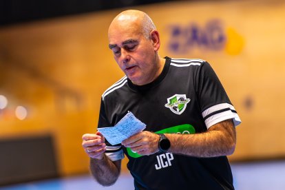 Juan Carlos Pastor mira sus apuntes en un entrenamiento con el Hannover.