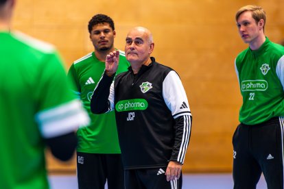 Juan Carlos Pastor habla con sus jugadores en un entrenamiento con el Hannover.