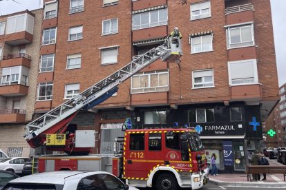 Intervención de los bomberos en la calle Tórtola 15.