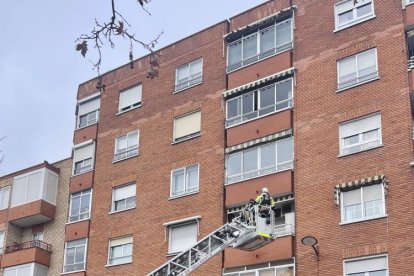 Intervención de los bomberos en la calle Tórtola 15.