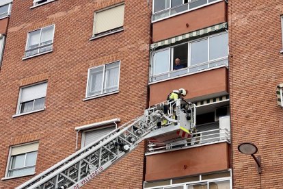 Intervención de los bomberos en la calle Tórtola 15.