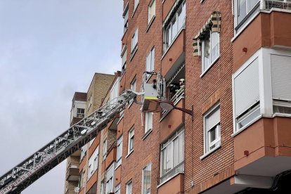 Intervención de los bomberos en la calle Tórtola 15.