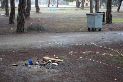 Restos de basura y suciedad tras la celebración de Pingüinos.
