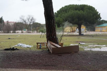 Restos de basura y suciedad tras la celebración de Pingüinos.