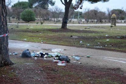 Restos de basura y suciedad tras la celebración de Pingüinos.