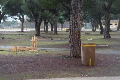 Restos de basura y suciedad tras la celebración de Pingüinos.
