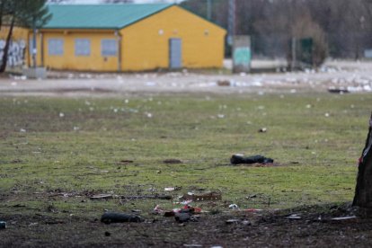 Restos de basura y suciedad tras la celebración de Pingüinos.