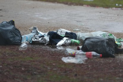 Restos de basura y suciedad tras la celebración de Pingüinos.