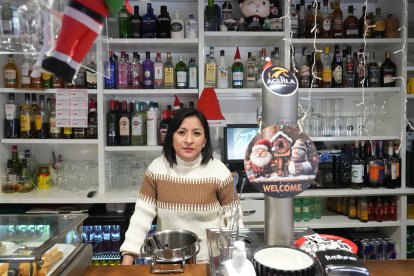Elizabeth, dueña del bar Jaleo, en la esquina con la calle Júpiter.
