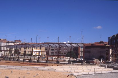 Obras de urbanización en la plaza de la Solidaridad en 1994